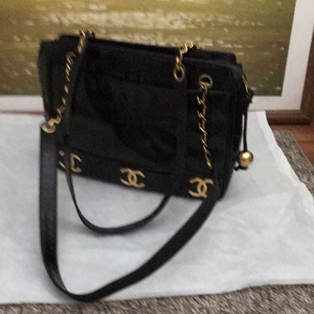 Gorgeous Chanel bag, one of my favorites with lots of character. See photos.